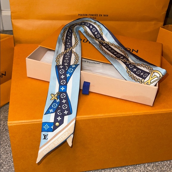 Louis Vuitton Blue and Navy Scarf - Picture 4 of 10